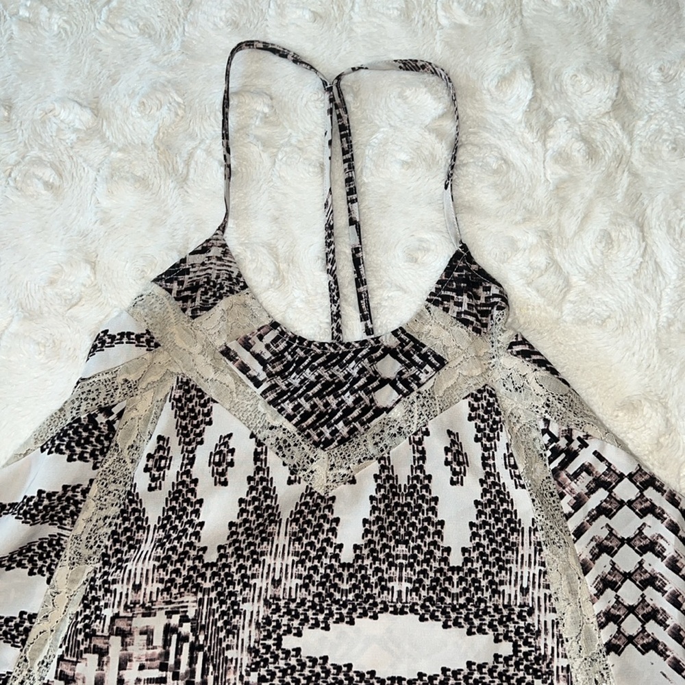 Lace Detailed Tank Top - Picture 2 of 2